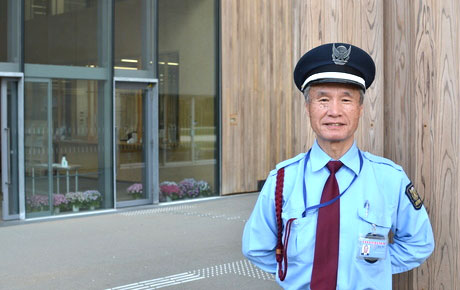 帝京大学小学校 常駐の警備員による監視